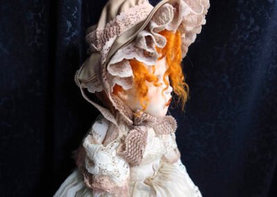 Muñeca pelirroja con gorro de puntillas