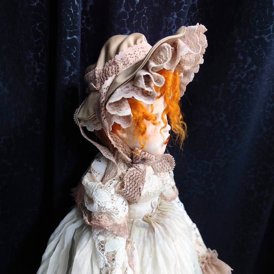 Muñeca con Bonete de Canesú • Evaninas Muñeca pelirroja con gorro de puntillas
