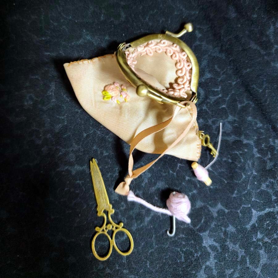 Muñeca con Poke Bonnet • Evaninas Bolsito bordado para muñeca de Evaninas