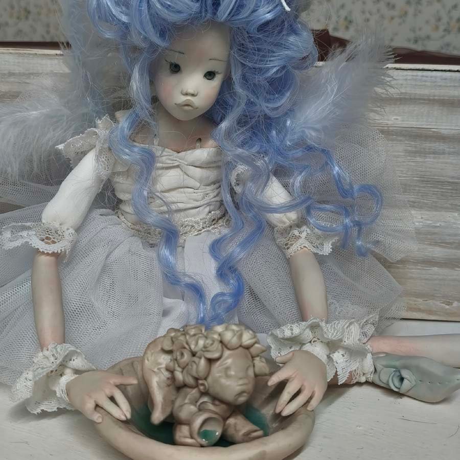 Muñeca sílfide Letea • Evaninas Muñeca de estilo barroco con vestido blanco