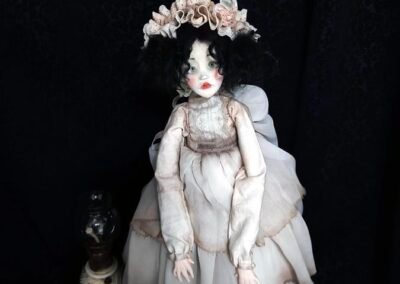 Muñeca con vestido victoriano empolvado hecha a mano por Evaninas.