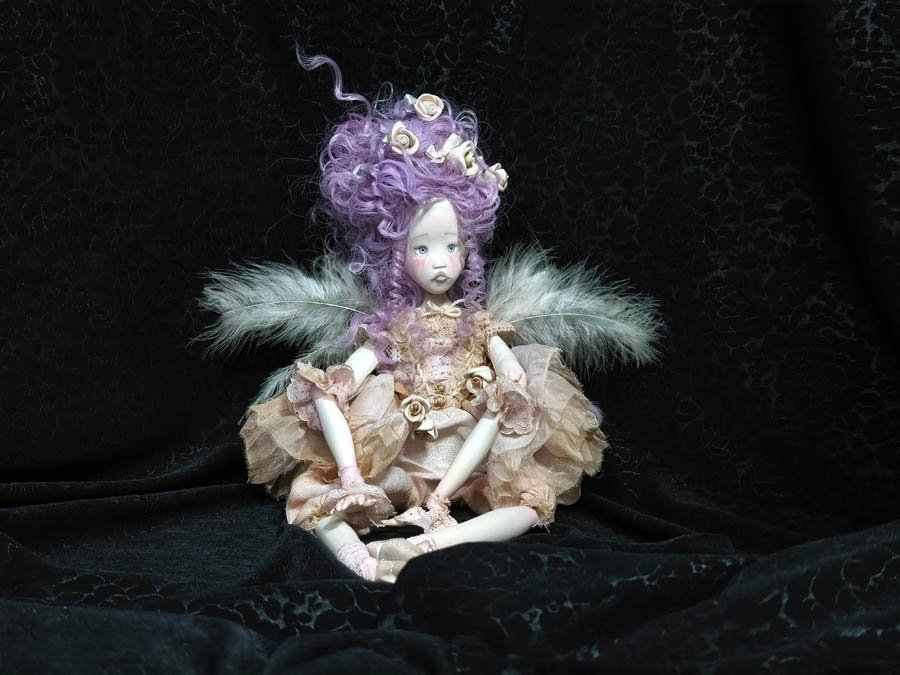 Muñeca con peinado barroco hecha a mano por Evaninas.