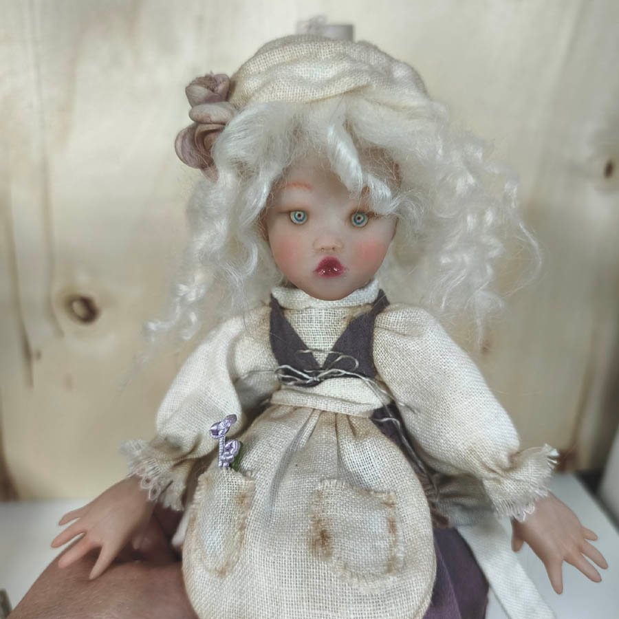 Muñeca vendedora de violetas hecha a mano por Evaninas.