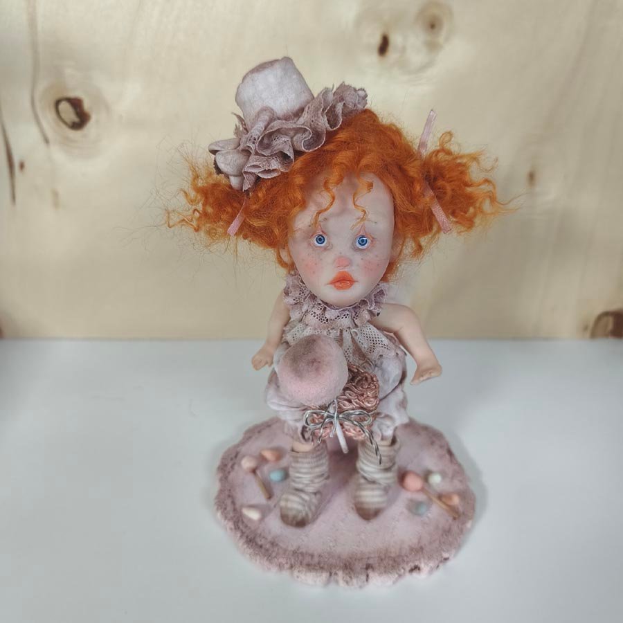 Muñeca payaso hecha a mano por Evaninas