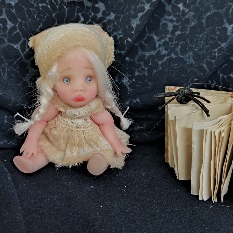 Muñequita de Halloween hecha a mano por Evaninas.