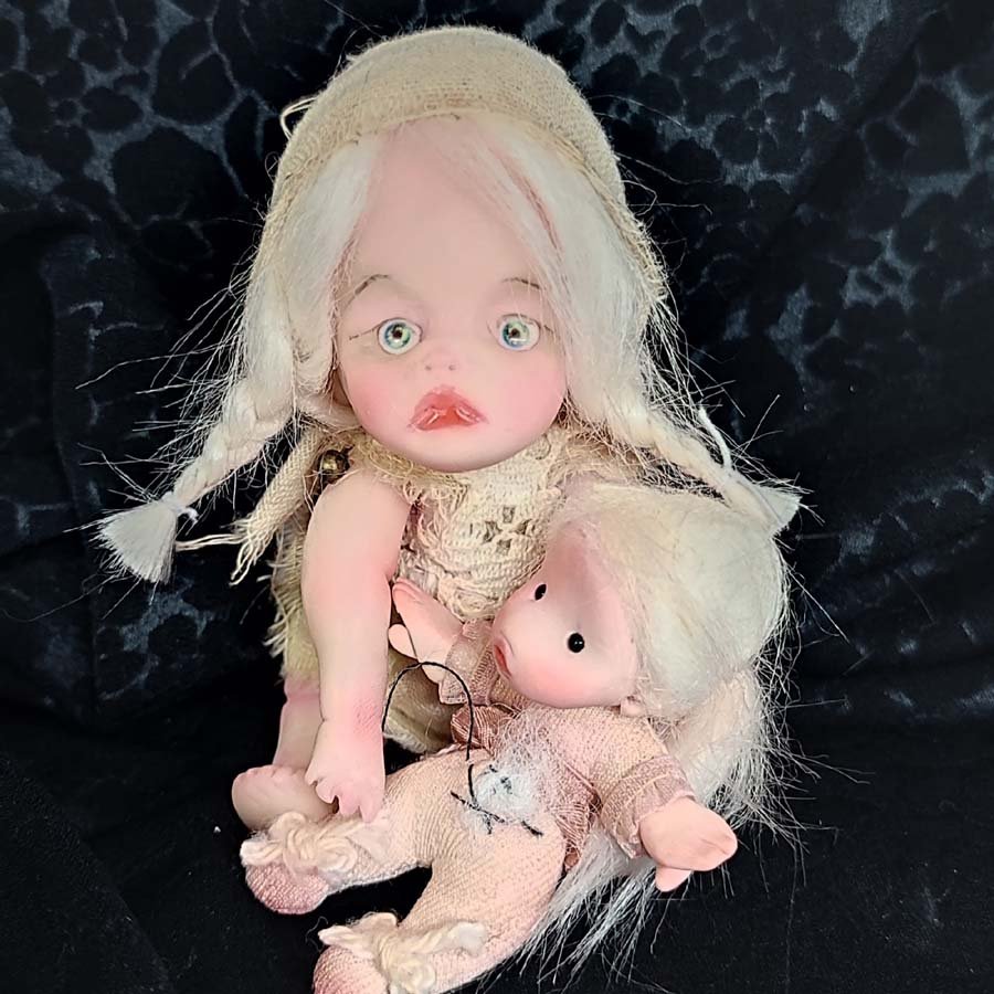 Muñeca de 12 cm. con juguete • Evaninas Muñeca de 12 cm. con juguete - Imagen 2