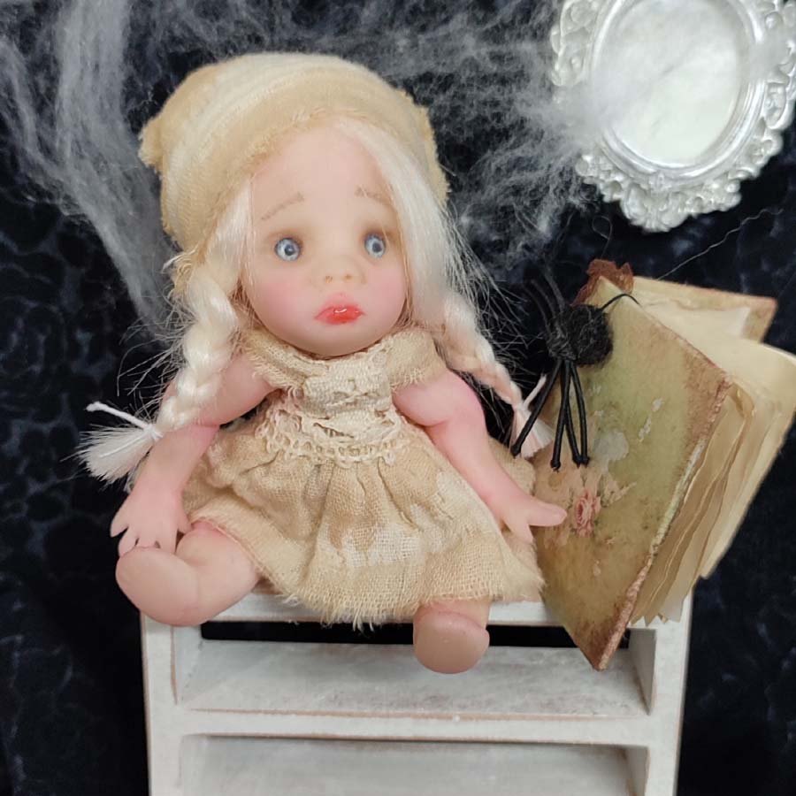 Muñeca de 12 cm. con araña • Evaninas Muñeca de 12 cm. con araña - Imagen 2