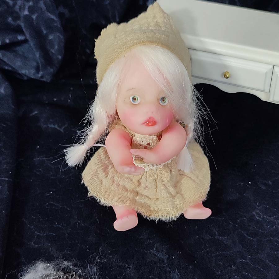 Muñeca de 12 cm. con espejo • Evaninas Muñeca de 12 cm. con espejo - Imagen 2