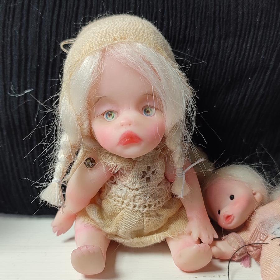 Muñeca de 12 cm. con juguete • Evaninas Muñeca de 12 cm. con juguete - Imagen 3
