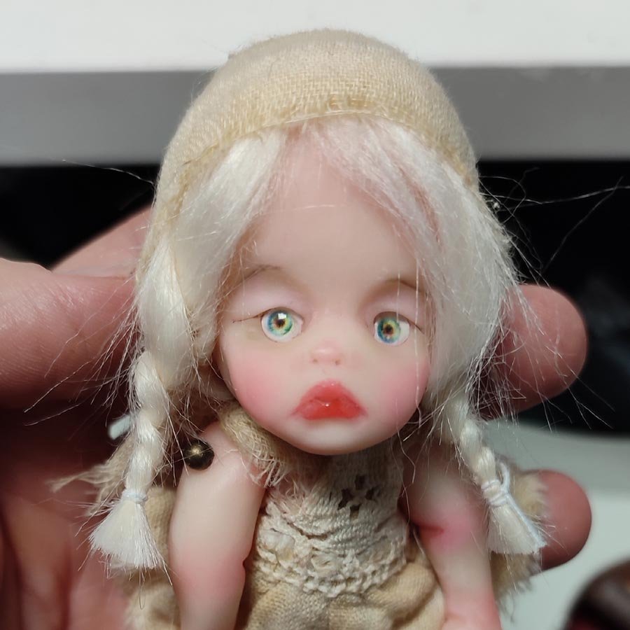 Muñeca de 12 cm. con juguete • Evaninas Muñeca de 12 cm. con juguete - Imagen 4