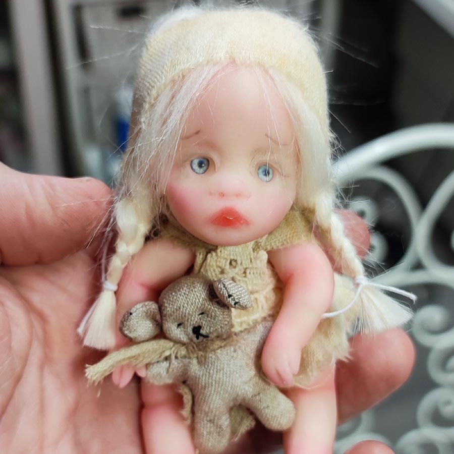 Muñeca de 12 cm. con osito viejo • Evaninas Muñeca de 12 cm. con osito viejo - Imagen 9