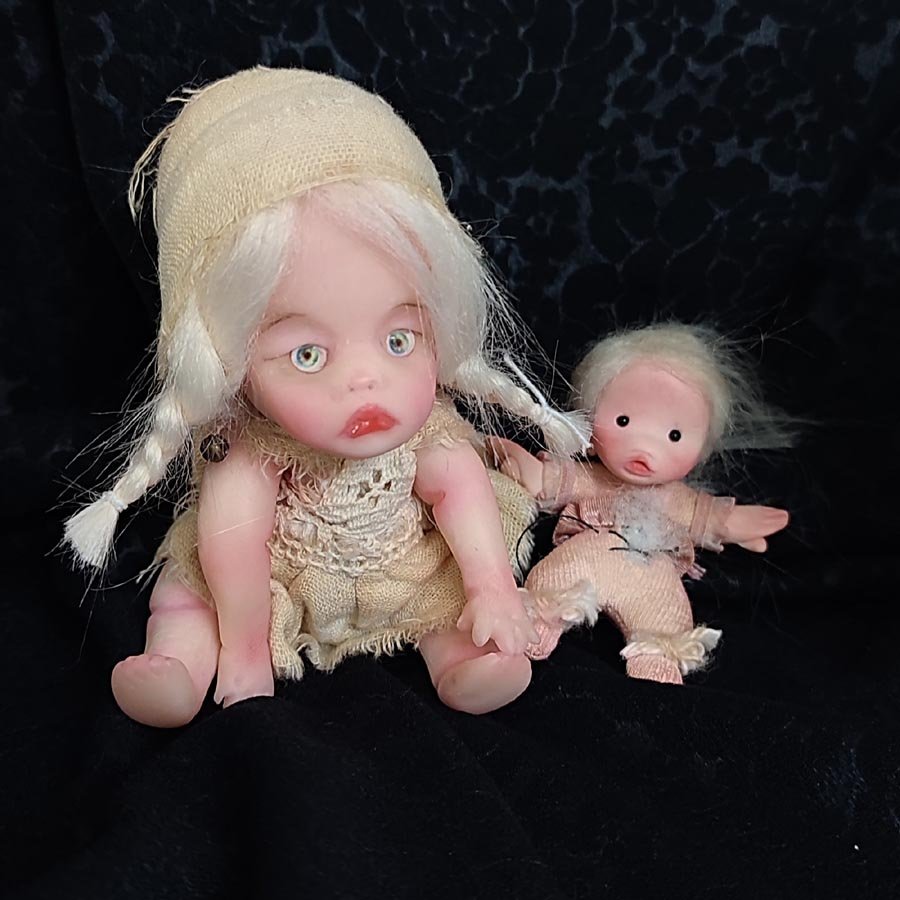 Muñeca de 12 cm. con juguete • Evaninas Muñeca de 12 cm. con juguete - Imagen 5