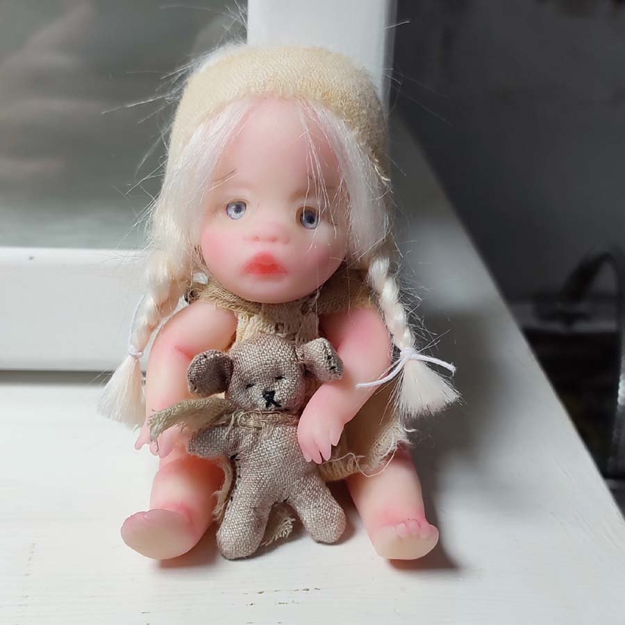 Muñeca de 12 cm. con osito viejo • Evaninas Muñeca de 12 cm. con osito viejo - Imagen 8