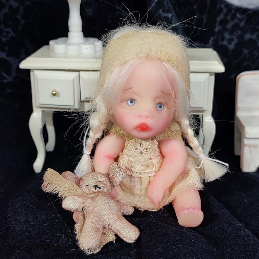 Muñeca de 12 cm. con osito viejo • Evaninas Muñeca de 12 cm. con osito viejo - Imagen 7