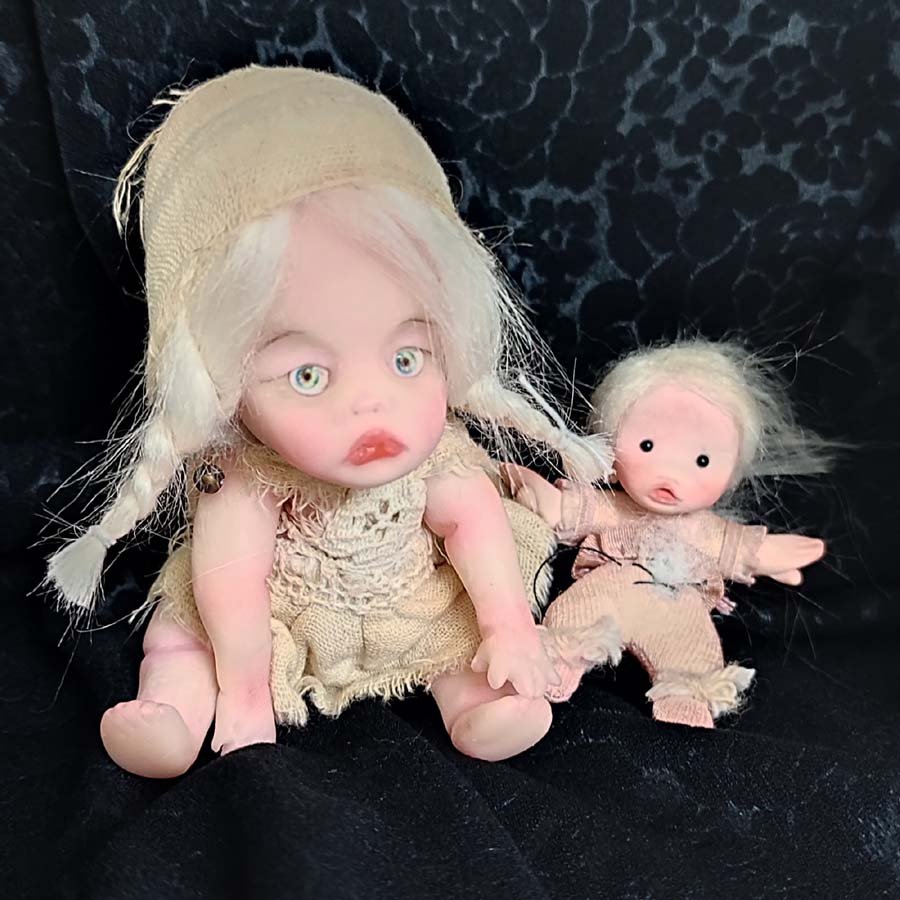 Muñeca de 12 cm. con juguete • Evaninas Muñeca de 12 cm. con juguete - Imagen 7