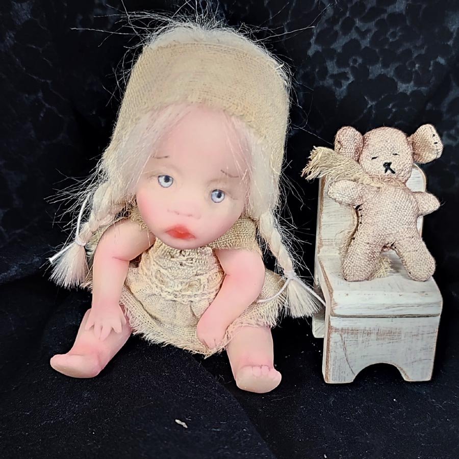 Muñeca de 12 cm. con osito viejo • Evaninas Muñeca de 12 cm. con osito viejo - Imagen 5