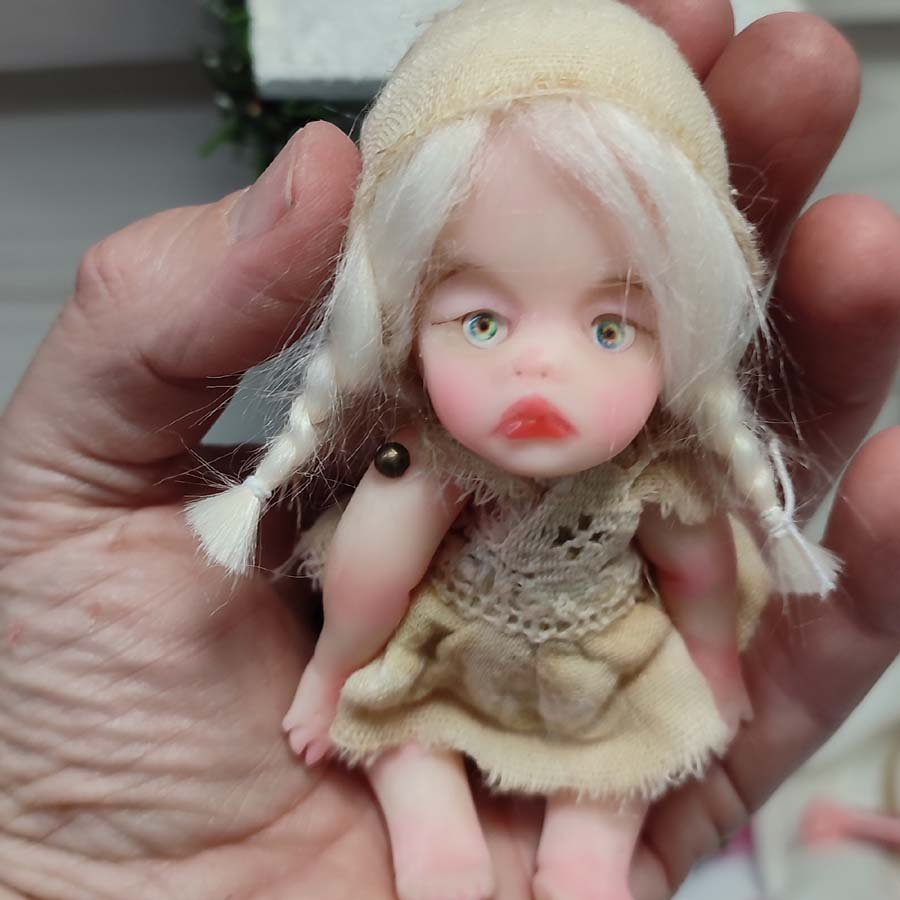 Muñeca de 12 cm. con juguete • Evaninas Muñeca de 12 cm. con juguete - Imagen 9