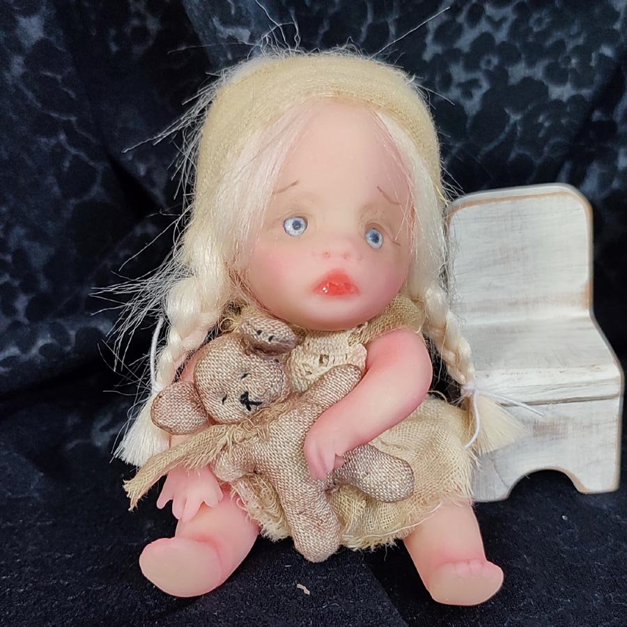 Muñeca de 12 cm. con osito viejo • Evaninas Muñeca de 12 cm. con osito viejo - Imagen 4