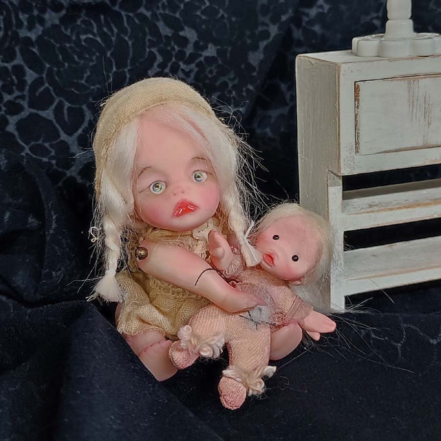 Muñeca con juguete hecha a mano por Evaninas.