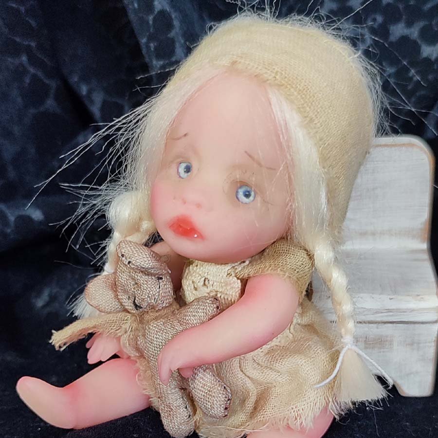 Muñeca de 12 cm. con osito viejo • Evaninas Muñeca de 12 cm. con osito viejo - Imagen 3
