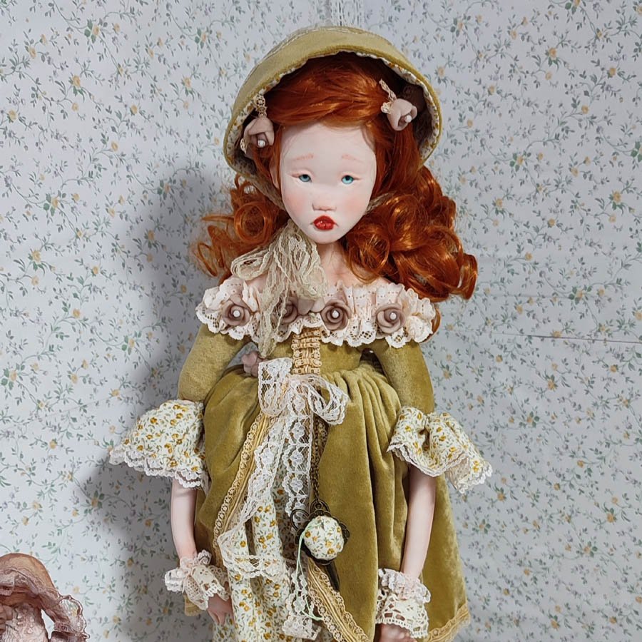 Muñeca con vestido victoriano de la colección el invernadero secreto hecha a mano por Evaninas.
