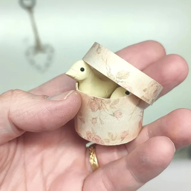 Cuando creas una muñeca artesanal, no sólo se trata de hacerla a ella, también debes elaborar su vestido y complementos, parece que no sean tan importantes, pero  estos pequeños detalles le aportan color y alegría.¿Te gustan los detalles?#proyectosbonitos20 #mujercreativa #muñequitas #muñecaartesanal #muñecas#dolls #handmadedolls #sweetdolls #bonecas #poupees#nines#ninetes#miniatures#housedolls#vintage#muñecasdesiempre #ninesderoba#popup#cuentos#cuentospopup#tarjetaspopup
