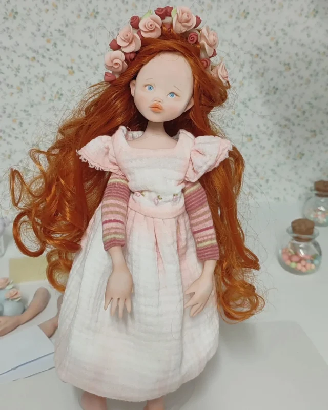 Muñecas artesanales para personas especialesRecientemente, una amiga me pidió que le hiciera una muñeca pelirroja. Mientras modelaba su rostro, no podía dejar de pensar en ella, y el resultado fue esta hermosa muñeca. La creé con mucho cariño, sabiendo que no está atravesando su mejor momento, y quería que esta "nina" le brindara un poco de alegría.Lo más bonito de todo fue que nos encontramos para charlar un rato. Fue maravilloso volver a vernos y compartir esos momentos.Quiero agradecer a Cristina de @wood_bulb por valorar tanto mis muñecas; tu apoyo me hace muy feliz. ¡Gracias! ❤️#proyectosbonitos20 #mujercreativa #muñequitas #muñecaartesanal #muñecas#dolls #handmadedolls #sweetdolls #bonecas #poupees#nines#ninetes#miniatures#housedolls#vintage#muñecasdesiempre #ninesderoba#popup#cuentos#cuentospopup#tarjetaspopup
