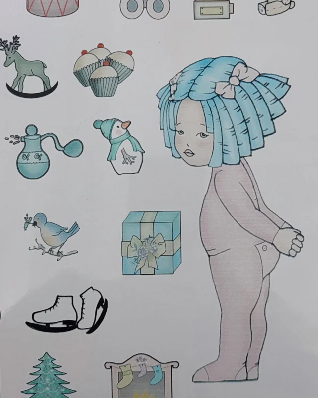 Se acerca diciembre y con él, la cuenta atrás hasta el día de Navidad. Inspirándome en ella, he creado este calendario de adviento con muñeca recortable, para que puedas descargar e imprimir en tu casa. Es un regalo para tí, por acompañarme cada día y motivarme a seguir con este proyecto.
En www.muñecashechasamano.es tienes el formulario de descarga, aunque aún estoy trabajando en la web.Sempre he sido fan de los calendarios de adviento, ya que son una forma divertida de enseñar a los niños el valor de la paciencia.En estos tiempos de inmediatez, donde todo parece estar al alcance de un clic, es fundamental que los pequeños comprendan que algunas cosas requieren tiempo y esfuerzo.Los calendarios de adviento no solo hacen que la espera sea emocionante, sino que también les enseñan que la gratificación puede ser aún más dulce cuando se logra a través de la paciencia.Ahora que mis hijos han crecido, he decidido hacerles un calendario de adviento un poco diferente. En lugar de llenarlo de regalitos, lo he llenado de frases motivadoras que les inspiran y les hacen reflexionar.Me encanta ver cómo disfrutan de estas pequeñas dosis de aliento; a veces, lo más valioso no es lo material, sino lo que nos motiva a soñar y a pensar.Recuerdo que cuando eran pequeños, no siempre tenía tiempo para crear un calendario de adviento por mí misma.Hubiera agradecido tener uno que ellos pudieran recortar, así podría haberme tomado un respiro para atender mis tareas.Por eso, con este calendario, tienes dos opciones: puedes dejar que tus hijos lo recorten y así aprenderán que la diversión también se encuentra en la sencillez, o puedes hacerlo tú y revivir esos momentos de tu infancia.¡Ambas opciones son una oportunidad para crear recuerdos especiales juntos!#proyectosbonitos20 #mujercreativa #muñequitas #muñecaartesanal #muñecas#dolls #handmadedolls #sweetdolls #bonecas #poupees#nines#ninetes#miniatures#housedolls#vintage#muñecasdesiempre #ninesderoba#popup#cuentos#cuentospopup#tarjetaspopup#calendariodeadviento#descargables#MuñecasdePapel