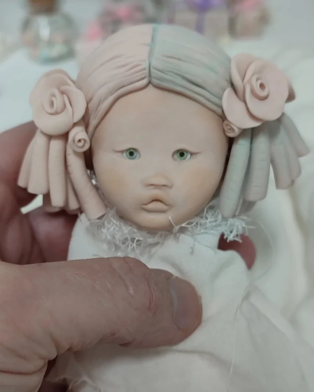 Muñeca de arcilla y tela. El pelo está modelado a mano igual que las manos, la cara  y las piernas. Decidí pintar su pelo en azul con tizas pastel. Me encanta cómo quedó, claro que el azul es uno de mis colores favoritos. ¿Cuál es el tuyo?#proyectosbonitos20 #mujercreativa #muñequitas #muñecaartesanal #muñecas#dolls #handmadedolls #sweetdolls #bonecas #poupees#nines#ninetes#miniatures#housedolls#vintage#muñecasdesiempre #ninesderoba#popup#cuentos#cuentospopup#tarjetaspopup#claydoll#arcillapolimerica