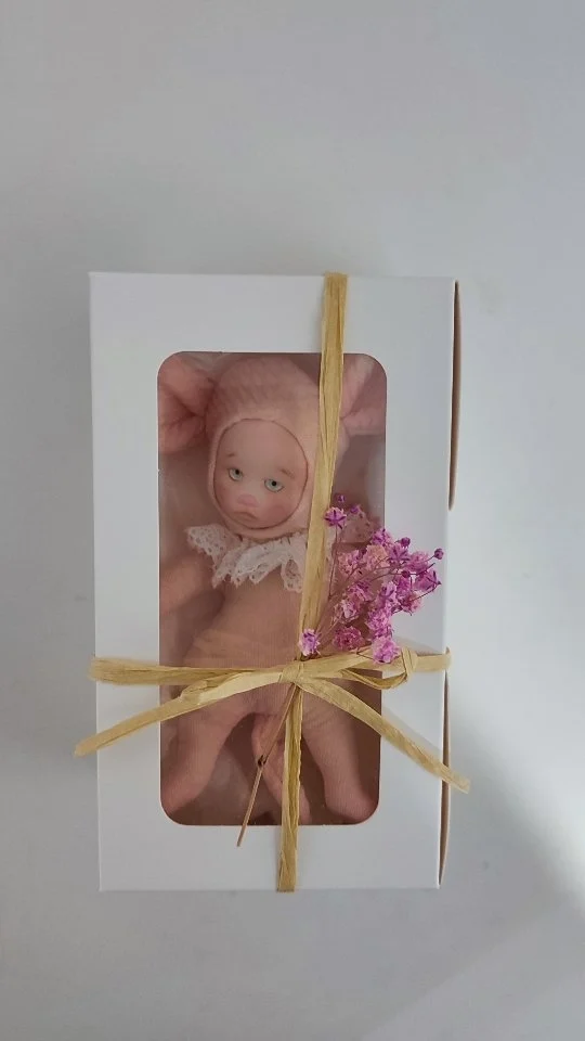 Aquí muestro una parte del proceso de creación de esta #muñeca .Primero hice los patrones, corté la tela, cosi las piezas, hice la cara, la horneé, imprimí estos ojos, los recorté, les puse resina, y la maquillé.He disfrutado de cada proceso, siempre esperando el resultado final.El mundo de la creación de muñecas artesanales, despierta en tí, recuerdos, ilusión, magia....¿Te animarías a probarlo?#proyectosbonitos20 #mujercreativa #muñequitas #muñecaartesanal #muñecas#dolls #handmadedolls #sweetdolls #bonecas #poupees#nines#ninetes#miniatures#housedolls#vintage#muñecasdesiempre #ninesderoba#ratoncita#popup#cuentos#cuentospopup#tarjetaspopup