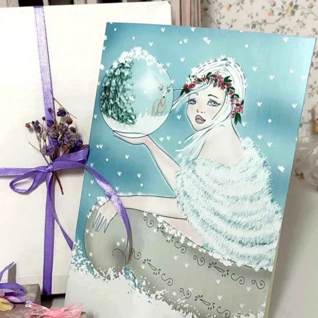 Este año, una de mis metas navideñas es retomar la hermosa tradición de enviar postales de papel. En un mundo tan acelerado, a menudo olvidamos dedicar tiempo a los demás. Recuerdo con cariño mis días de infancia, cuando pasaba horas escribiendo postales navideñas a mis amigas, personalizando cada mensaje con amor.Para hacer algo especial, he decidido crear postales pop-up con muñecas, ¡una forma divertida y única de felicitar estas fiestas! He dibujado cada diseño a mano y luego los he digitalizado. Pronto estarán disponibles en mi web para que puedas descargarlas y montarlas tú misma.¿Te animarías a crear tu propia postal pop-up? ¡La magia de lo hecho a mano siempre vale la pena!#proyectosbonitos20 #mujercreativa #muñequitas #muñecaartesanal #muñecas#dolls #handmadedolls #sweetdolls #bonecas #poupees#nines#ninetes#miniatures#housedolls#vintage#muñecasdesiempre #ninesderoba#popup#cuentos#cuentospopup#tarjetaspopup#Navidad#Christmascard#postalesdenavidad