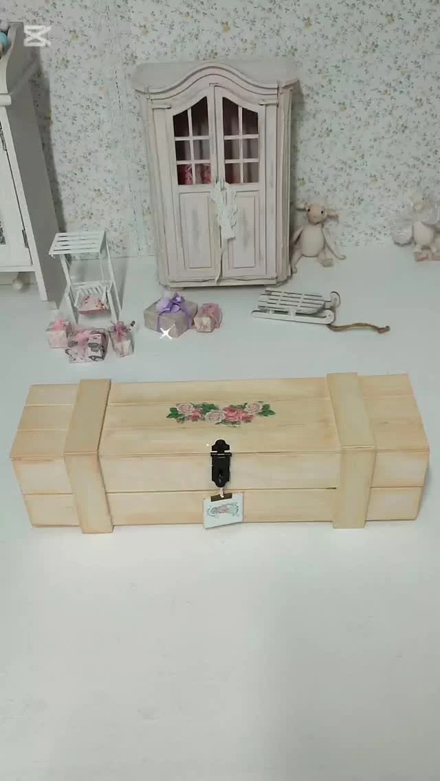 Siempre he pensado que las marionetas tienen algo especial, un encanto único, quizás por el movimiento que les damos.En cualquier caso, son una fuente de diversión. Mi hija y yo, nos hemos reído mucho mientras grabábamos este vídeo.Esta marioneta estará disponible en mi tienda Etsy próximamente.#proyectosbonitos20 #mujercreativa #muñequitas #muñecaartesanal #muñecas#dolls #handmadedolls #sweetdolls #bonecas #poupees#nines#ninetes#miniatures#housedolls#vintage#muñecasdesiempre #ninesderoba#popup#cuentos#cuentospopup#tarjetaspopup#marioneta#marionetadehilo