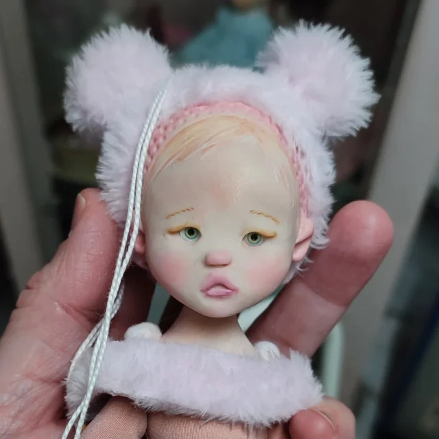 Esta muñeca marioneta está modelada a mano, igual que la costura de sus piezas y la pintura posterior.Estoy feliz de poder crear estas piezas únicas elaboradas con sentimiento y en un espacio temporal concreto.Me siento bien contribuyendo con mi granito de arena a mantener antiguas tradiciones.¿Tienes alguna pieza hecha a mano en casa?#proyectosbonitos20 #mujercreativa #muñequitas #muñecaartesanal #muñecas#dolls #handmadedolls #sweetdolls #bonecas #poupees#nines#ninetes#miniatures#housedolls#vintage#muñecasdesiempre #ninesderoba#popup#cuentos#cuentospopup#tarjetaspopup#marioneta